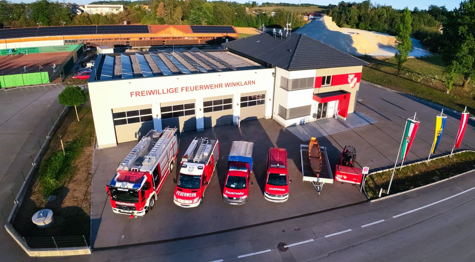 Luftaufnahme: alle Fahrzeuge der FF Winklarn aufgereiht vor dem Feuerwehrhaus