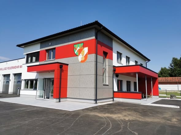 Das Feuerwehrhaus Winklarn mit dem Gemeindewappen an der Fassade