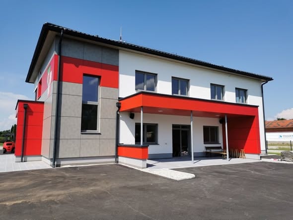 Südseite des Feuerwehrhauses mit überdachtem Vorplatz