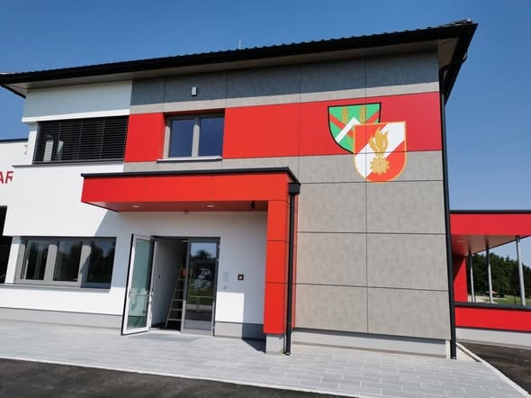 Eingangsbereich des Feuerwehrhauses mit Wappen und Florianiabzeichen