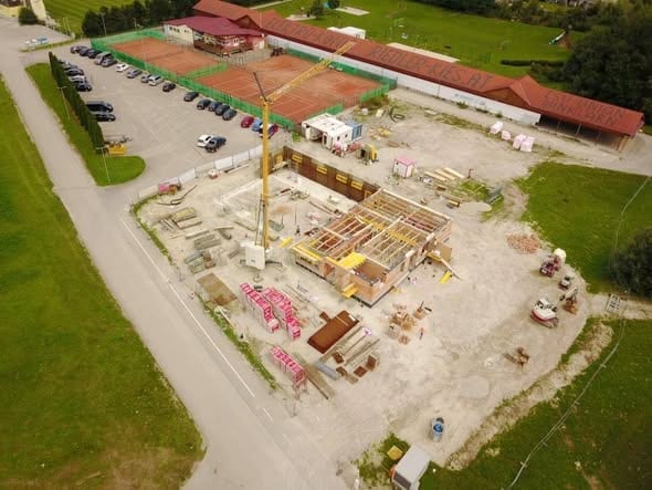 Luftaufnahme der Baustelle des Feuerwehrhauses im Rohbau