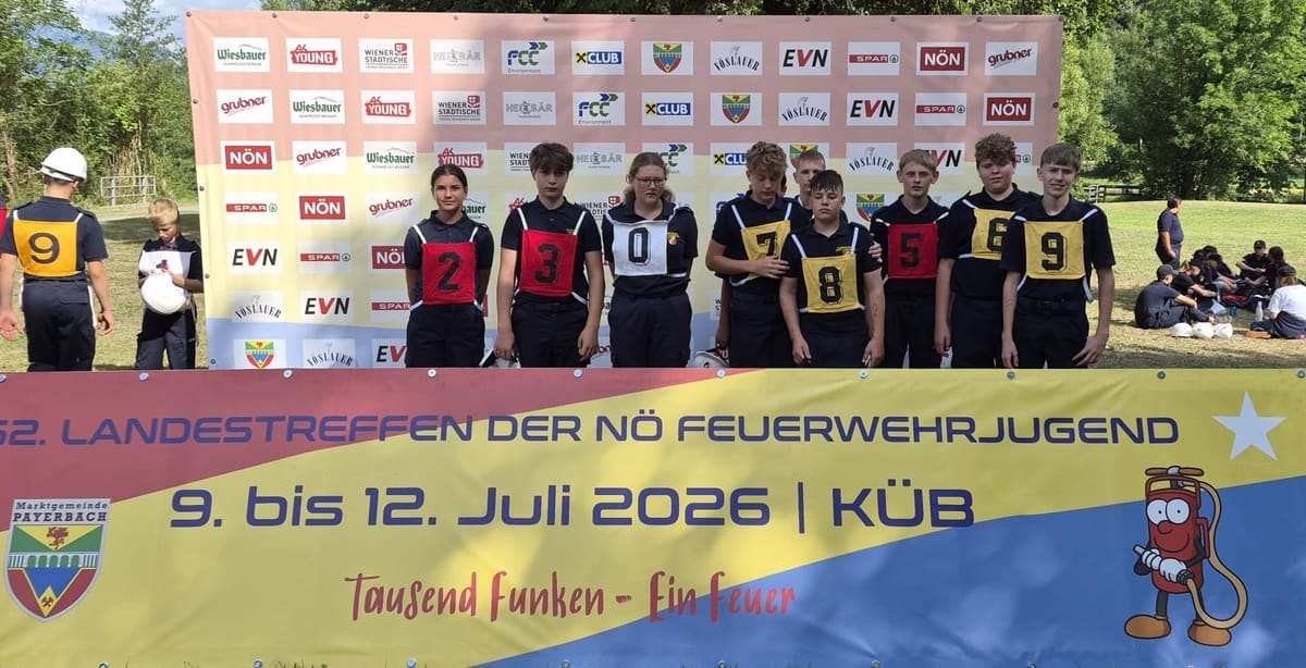 Die Bewerbsgruppe der Feuerwehrjugend mit Nummernleibchen vor dem Bewerb