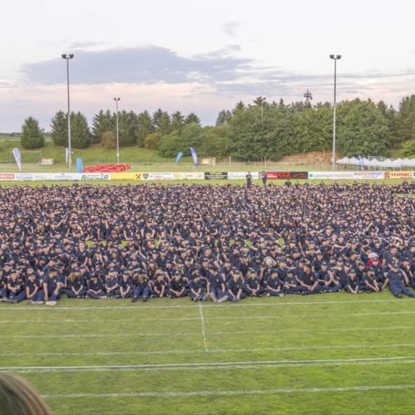 Teilnehmerinnen und Teilnehmer des Landestreffens am Sportplatz